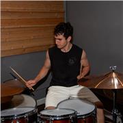 Me defino como una persona apasionada por la música y el aprendizaje, con una mentalidad creativa, cercana y paciente.