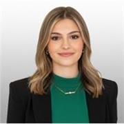 Estudiante universitaria responsable que ofrece apoyo escolar a niños de primaria.