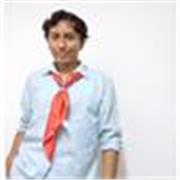 Estudiante que enseña inglés y matemáticas básicas