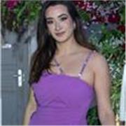 Laureata in giurisprudenza, con master in criminologia investigativa e scienze forensi, impartisce lezioni in materie giuridiche