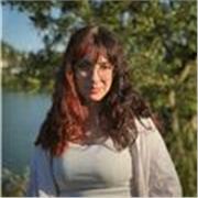 Profesora de arte y lengua a niños pequeños