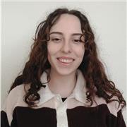 Profesora de inglés con experiencia probable que ofrece tanto clases online como presenciales.