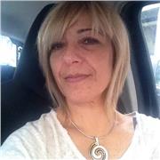 Biologa impartisce lezioni di chimica, matematica e scienze