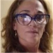 Profesora de primaria con más de cinco años de experiencia imparte clases presenciales de refuerzo en primer grado.