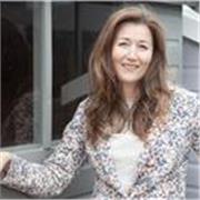 I’m a relationship coach and I help you overcome sabotaging patterns, and develop emotional intelligence 