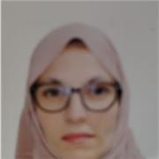 Enseignante donnant des cours de soutien en arabe pour des enfants et des adultes