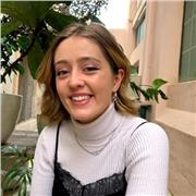 Maestra de inglés de Irlanda, dedicada al aprendizaje de los estudiantes