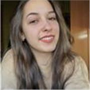 Soy una persona a la que le encantan los niños y estoy estudiando el grado universitario de educación primaria para disfrutar enseñando ya que adoro la profesión desde pequeña 