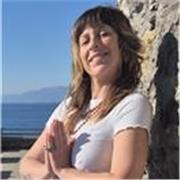 Esperta di yoga e meditazione offre life coaching online per la gestione dello stress scolastico e il benessere psicofisico