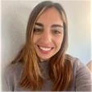 Freundliche Spanisch Tutorin motiviert Anfänger mit lebendigem Unterricht