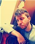 Musicista, cantautore, polistrumentista offre lezioni di chitarra per principianti