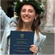 Sono una giovane laureata in giurisprudenza che offre lezioni di diritto.