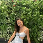 Universitaria que enseña a niños y niñas de Educación Primaria