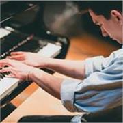 Pianista professionista offre lezioni di Pianoforte, Tastiere, Teoria e Armonia, Improvvisazione
