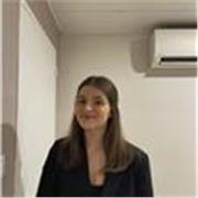 Étudiante donne des cours de soutien scolaire aux enfants de primaire
