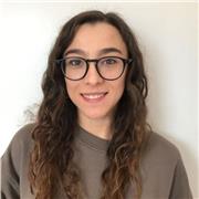 Estudiante de microbiología imparte clases de biología a todas las edades