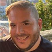Persona seria y con gran capacidad de enseñanza.