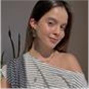 Soy profesora de inglés, con experiencia cuidando y enseñando