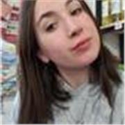 profesora de español da clases a niños y adultos