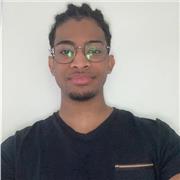 Jeune étudiant préparant son entrée en classe préparatoire PCSI proposant des cours de mathématiques à des élèves de niveau collège ou lycée
