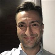 Ricercatore e divulgatore scientifico impartisce lezioni di matematica e fisica per ragazzi delle scuole elementari, medie e sup