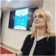 Diplomata in liceo classico e laureata in giurisprudenza specializzata in pedagogia e didattica per aiuto compiti