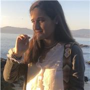 Estudiante de magisterio imparte clases a niños de primaria