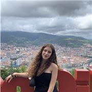 Profesora de inglés imparte clases a todas las edades