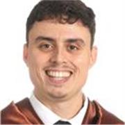 Profesor de ciencias imparte clases de física, química y matemáticas para alumnos de ESO