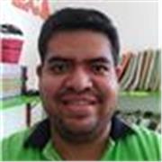 Profesor de computación imparte clases para cualquier edad