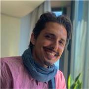 Doctorando en Sociología apasionado por la educación, con experiencia docente y en IA, imparte clases online y presenciales.