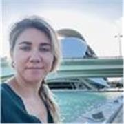 Profesora de matemáticas para apoyo estudiantil, inspirando a los alumnos no solo a comprender los conceptos sino a cultivar un amor verdadero por la disciplina