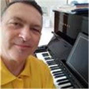 Docente di pianoforte, armonia musicale ed analisi musicale impartisce lezioni