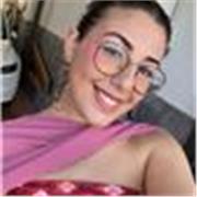 Profesora que imparte clases de refuerzo de todas las asignaturas para niños de primaria