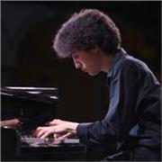 Pianista concertista, laureato presso il Conservatorio di Milano, disponibile per lezioni di Pianoforte