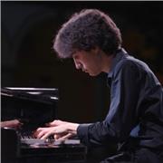 Pianista concertista, laureato presso il Conservatorio di Milano, disponibile per lezioni di Pianoforte