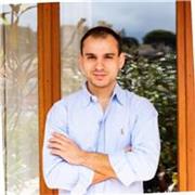 Giovane laureato in giurisprudenza e praticante avvocato, effettua ripetizioni per studenti liceali e universitari