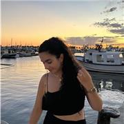 Profesora particular estudiando una carrera en la Universidad y con los conocimientos necesarios para impartir clases.