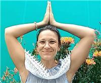 Yoga pour tous. Avec sourire pour le plaisirs