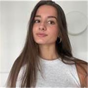 Profesora de inglés con nivel C1, capacitada para impartir clases a alumnos de distintos niveles.