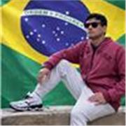 Eu sou brasileiro, professor de Português, com mais de 10 anos de experiência