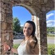 Profesora de refuerzo de inglés que imparte a niños y niñas desde primaria hasta secundaria