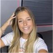 Profesora joven imparte clases de todas las asignaturas a niños de cualquier edad