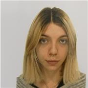 Docente di italiano impartisce lezioni di letteratura italiana per studenti delle medie e del liceo