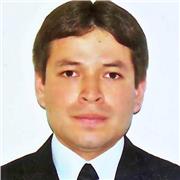 Profesor dicta clase de Filosofía, Lengua Española y Literatura a estudiantes de colegios y universidades
