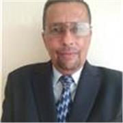 Profesor imparte clases a adolescentes y adultos