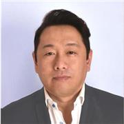 Soy italiano, licenciado en derecho y me gusta enseñar.