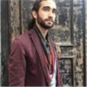 Soy profesor de arte, actuación, cine, historia e historia del arte, y enseño despertando pensamiento crítico, en Barcelona.