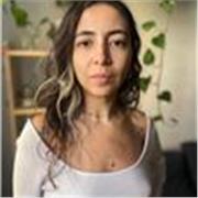 Profesora de yoga certificada en Vinyasa y Hatha Yoga. Clases Online y presencial