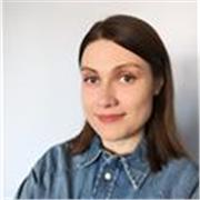 Erfahrene Englischlehrerin, die Kindern und Jugendlichen Englisch unterrichtet